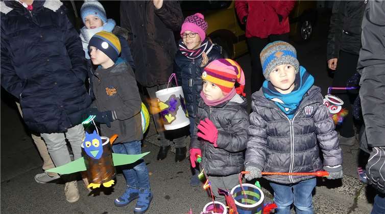Dick in wärmende Kleidung gepackt warteten die Kids mit ihren Eltern auf den heiligen Reitersmann.