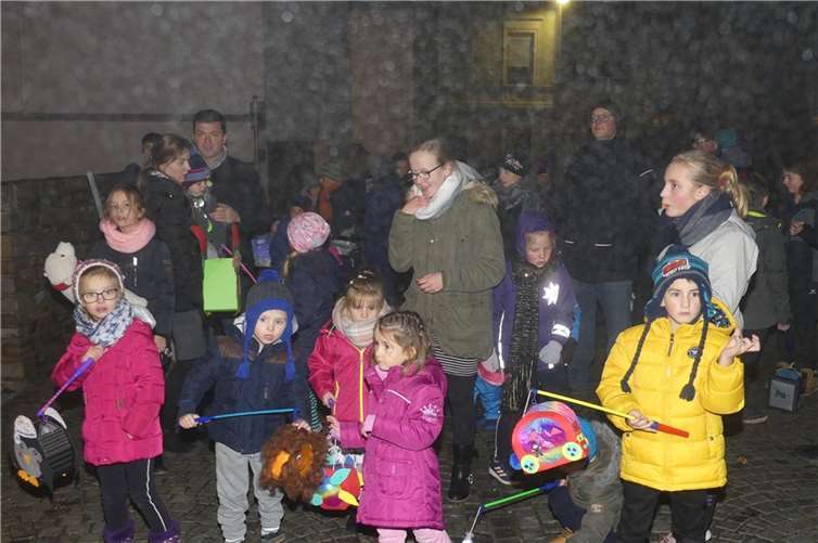 Dick in wärmende Kleidung gepackt, wurden die vielen Kinder von ihren Eltern auf dem Umzug begleitet.Fotzo