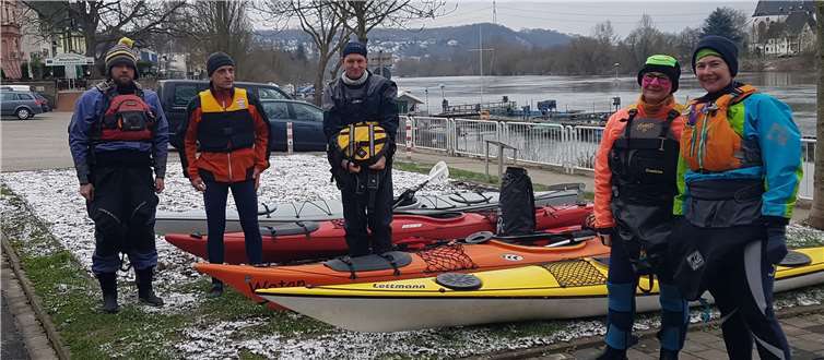 Dick vermummt ging es ins Wasser.privat