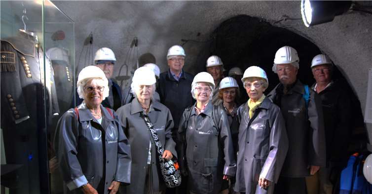 Dicke Jacke im Hochsommer und Schutzhelm - so geht es ab ins Schaubergwerk von Mayen. Foto: Privat