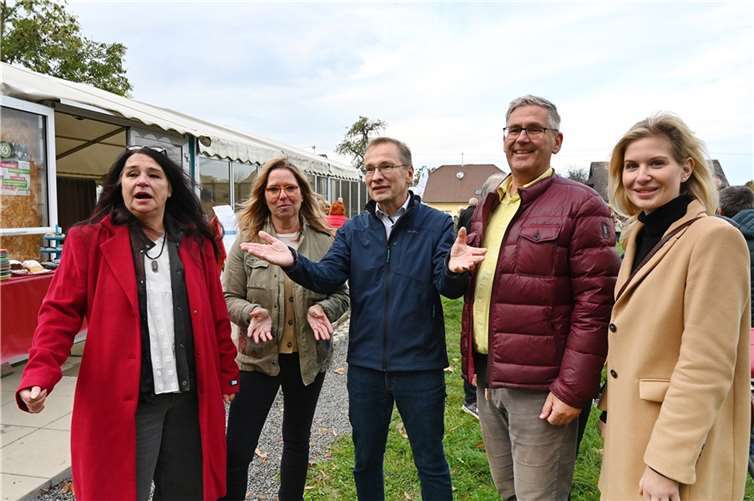Dicke Spende auf der Jahnwiese: (v.l.n.r.) Petra Klein vom HoT,Siglinde Hornbach-Beckers Kreisverwaltung, Bürgermeister Andreas Geron, Thomas und Kristin Kierig.  Foto: RASCH