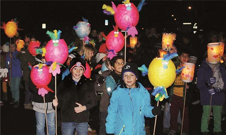 Dicke, bunt gefiederte Paradiesvögel marschierten bei der 4b im Martinszug mit.DL