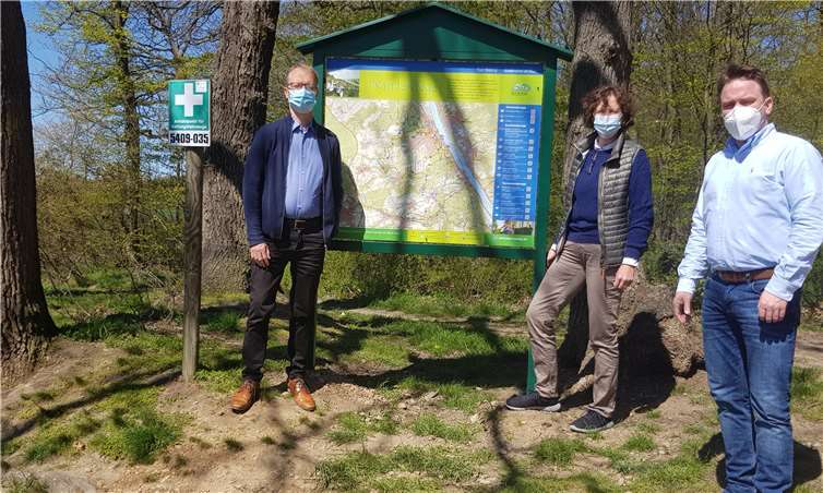 Die 1. Beigeordnete der Stadt Bad Breisig, Beate Deres, Verbandsgemeindebürgermeister Marcel Caspers (re.) und der Leiter der Tourist-Information Holger Klemm freuen sich über die Neuanschaffungen, welche das Informations- und Rastangebot für Wanderer im gesamten Breisiger Ländchen nochmals aufwerten.Foto: Tourist-Info