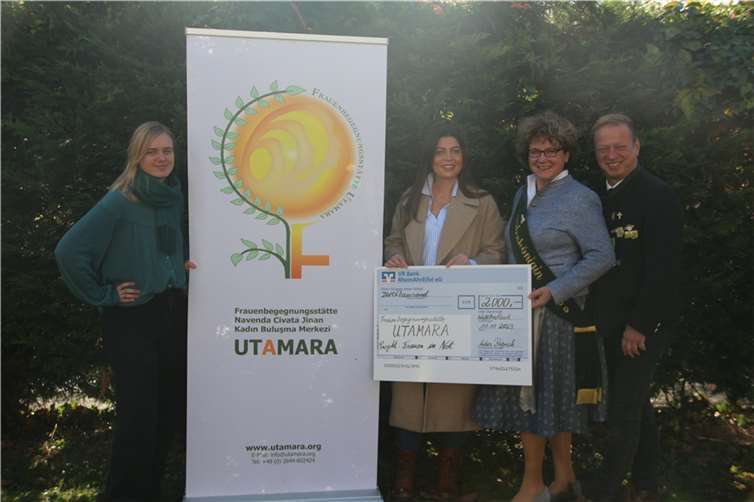 Die 1. Bundeskönigin Andrea Reiprich und ihr Prinzgemahl Thomas Herschbach überreichten dem Verein UTAMARA in Gegenwart von Violeta Jasiqi, ebenfalls Vorsitzende des Beirats für Migration und Integration auf Kreisebene, einen Spendenscheck in Höhe von 2.000 Euro aus dem Erlös ihres Benefiz-Projektes.  Foto: Paschalis Baylon