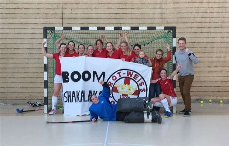 Die 1. Damen-Hockeymannschaft (v.li.n.re.): Leonie Schäfer, Katharina Hoffmann, Christina Theisen, Alina Rinke, Sara Annemaier, Marie Landenfeld, Leonie Terwolbeck, Sabrina Hannus, Marina Kuss, Beau Bakker, Trainer Oliver Plauk und liegend Sophia Stähler. privat