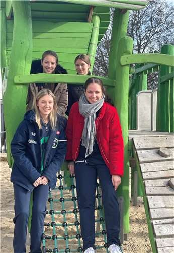 Die 1. Damenmannschaft, noch ganz entspannt vor dem Spiel in Hannover. Oben links: Charlotte Schönau und Hannah Krießbach, unten links: Chloe Thomas und Hannah Schönau. Foto: privat