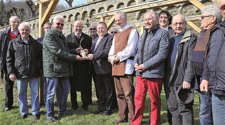 Die 1. Flasche Wein ging vom Vorsitzenden der Weinbaugemeinschaft an Landrat Dr. Jürgen Pföhler, der diese im Kreise zahlreicher Freunde und Helfer am Apollinarisberg und -kloster entgegennahm.StF
