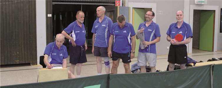 Die 1. Herren vor ihrem Spiel gegen die Sportkameraden aus Geislar: Norbert Dahm (v.li.), Wilhelm Pütz, Ulrich Schröer, Gerhard Schäfer, Markus Frömbgen sowie Udo Linke.privat