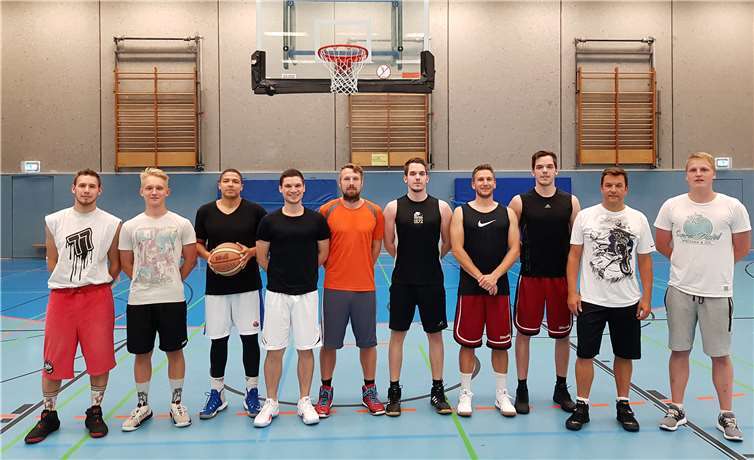 Die 1. Herrenmannschaft der DJK Bendorf (v.l.n.r): Bastian Wirges, Ole Walczyk, Markus Hock, Sebastian Leisen, David Wimmer, Mario Hahn, Hendrik Steigerwald, Dominik Hahn, Mike Staudt und Trainer Markus Normann, fehlende Spieler: Ahmad Barnieh, Joshua Hehl und Emrah Kryeziu. privat