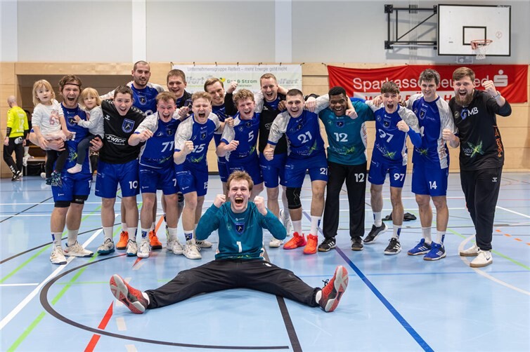 Die 1. Herrenmannschaft der HSG Römerwall feiert den Sieg im Spitzenspiel.  Foto: DietmarWalter\rPhotography