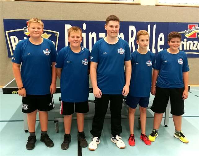 Die 1. Jugendmannschaft präsentiert sich mit neuen Trikots.  privat