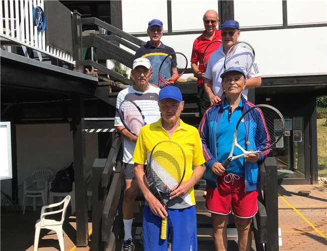 Die 1. Mannschaft Herren 75 nach dem Aufstieg in die Regionalliga; v.li. vordere Reihe Wilfried Röhrig, Udo Hahn, Toni Drähne; hintere Reihe Sigi Kunas (Mannschaftsführer), Hermann Freimuth und Peter Keidel.Foto: privat