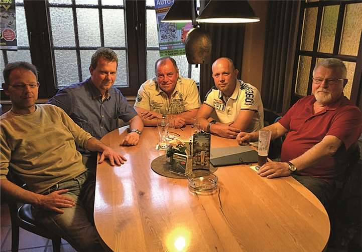 Die 1. Mannschaft bei ihrer Meisterschaftsfeier: (v.l.) Thomas Stockdreher, Thomas Schmeink, Friedhelm Mrosek, Markus Funk, Klaus Stockdreher; auf dem Bild fehlen Julian Ulmen und Oleg Shelemey.privat