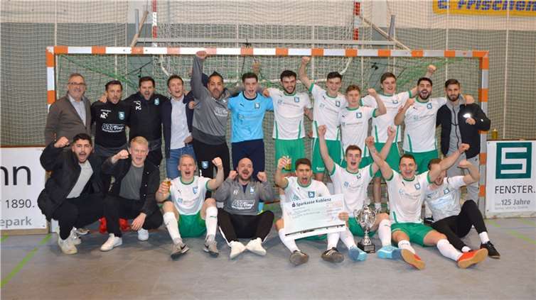 SG 2000 gewinnt gegen TuS Koblenz Die 1. Mannschaft der SG 2000 schaffte tatsächlich die Premiere: Den ersten Turniersieg beim Hauptturnier. Die Freude war entsprechend groß. Quelle: SG 2000