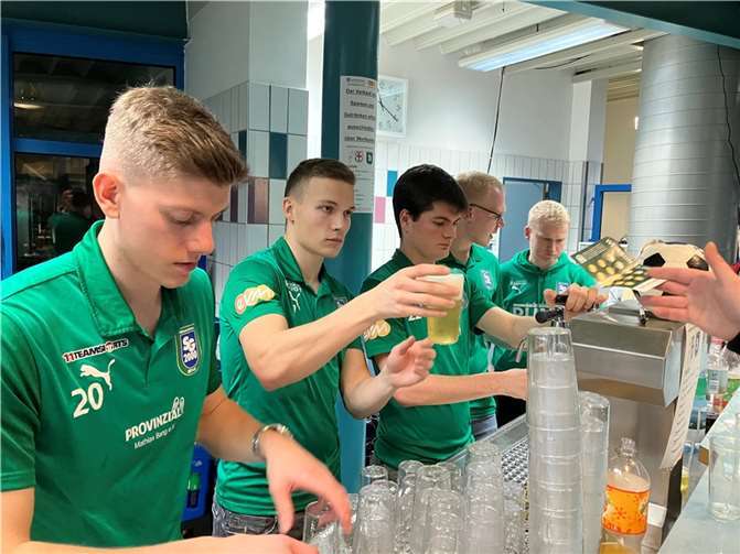 Die 1. Mannschaft der SG 2000 stellte am Freitagabend den viel beschäftigten Thekendienst. Auch Neuzugang Dominic Fuß (v.li.) packte direkt mit an.