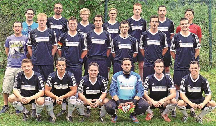 Die 1. Mannschaft der SG Dieblich/Niederfell geht mit Zuversicht in die neue Saison (o.v.li.): Jochen Kries, Sponsor Florian Elsner, Jan Müsker, Tobias Jung, Phillip Volk, Marco Nisius, Trainer Jürgen Ebert, (M.v.li.): Christian Schäfer, Steffen Pistono, Niklas Pistono, Dominik Schmitz, Felix Jung, Michael Perscheid, Marvin Etzkorn, (u.v.li.): Martin Christ, Pierre Luthin, Torben Roos, Stefan Häs, Tobias Arens und Daniel Schäfer. Michael Wald