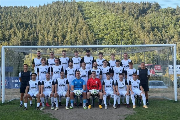 Die 1. Mannschaft der SG Vinxtbachtal-Brohl mit ihrem Trainer T. Fiedler und Torwarttrainer T. Bläser.