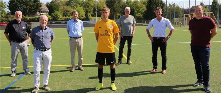 Die 1. Mannschaft des FC Germania Arzheim wird ab sofort mit dem Friedenskinderlogo auf der Brust auf Punktejagd gehen.Foto: PSM
