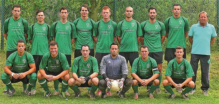 Die 1. Mannschaft des FSV vor dem Start in die neue Saison: Michael Perscheid, Daniel Schäfer, Thomas Andernach, Luca Dahlem, Philipp Volk, Jinka Morales, Thomas Schäfer, Marko Nisius, Trainer Klaus Beicht (hinten, v. l.) sowie Pierre Luthin, Niklas Pistono, Jochen Kries, Stephan Häs, Christian Schäfer und Philipp Schuster (vorne, v. l.).privat