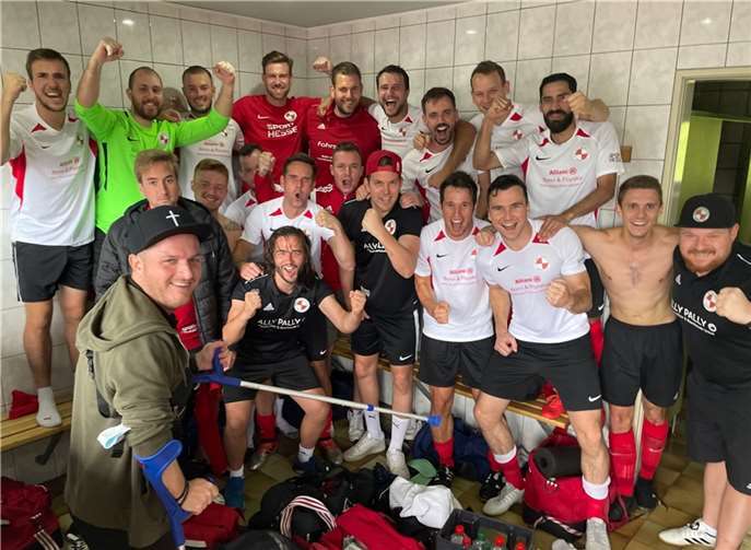 Die 1. Mannschaft des FV Erpel feiert nach dem Spiel bei der SG Ellingen/B. II. Foto: privat