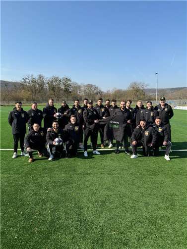 Die 1. Mannschaft des SC Rhein-Ahr Sinzig in ihren neuen Winterjacken.Foto: privat