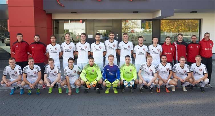 Die 1. Mannschaft des VfB Linz in den neuen Trikots.Thomas Frey