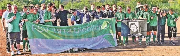 Die 1. Mannschaft feiert den Aufstieg und die Meisterschaft. Michael Wald