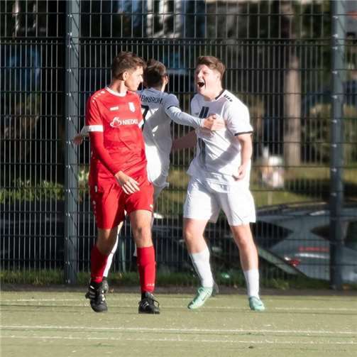 Die 1. Mannschaft feierte am Samstag einen hochverdienten 6:1-Sieg gegen den SV Roßbach/Verscheid.  Foto: Kirsten Stutzke