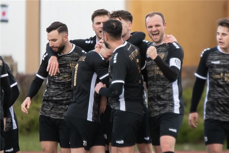 Die 1. Mannschaft feierte einen knappen 5:4-Auswärtserfolg beim FC Lion’s Ransbach. 