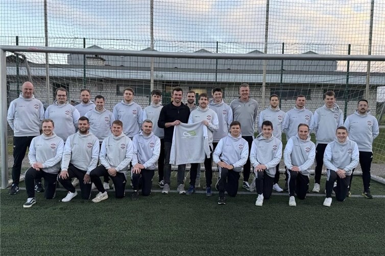 Die 1. Mannschaft mit Sponsor Jannik Görgen bei der Übergabe der Hoodies