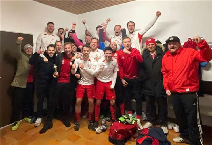 Die 1. Mannschaft nach dem 4:0 Sieg beim SV Leutesdorf. Quelle: FV Rot Weiss Erpel