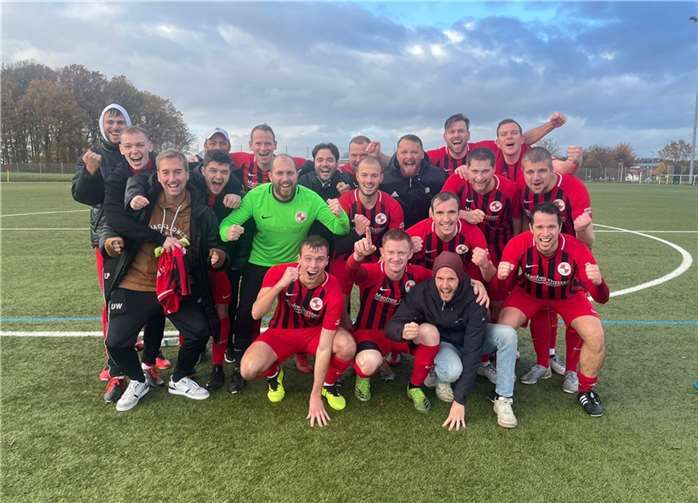 Die 1. Mannschaft nach dem 4:2 Sieg bei TuS Asbach II. Foto: privat