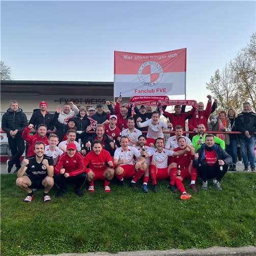 Die 1. Mannschaft nach dem Sieg gegen Oberlahr/Fl. mit dem Fanclub.  Foto: privat
