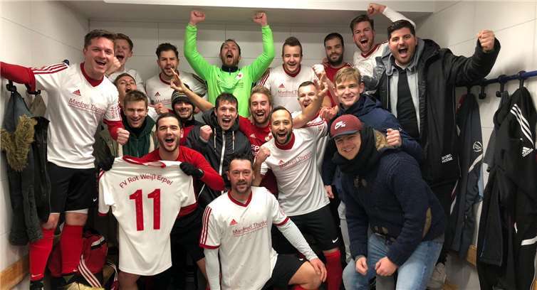 Die 1. Mannschaft nach dem Spiel beim SV Windhagen II in der Kabine. Foto: privat