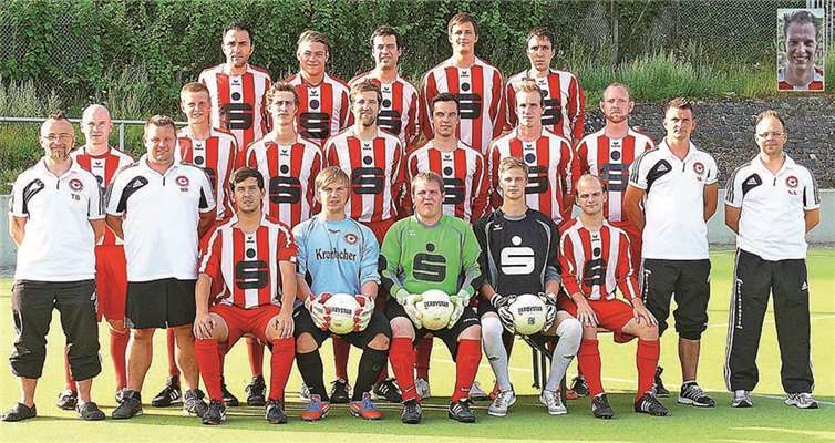 Die 1. Mannschaft (v.l.n.r.) hinten: Wasfi Bakri, Marco Lorch, Achim Lauer, Florian Trefzer, Markus Probstfeld; mittlere Reihe: Matthias Wolf, Sebastian Lechner, Jonathan Dötsch, Daniel Schäfer, Tobias Arens, Manuel Bleser, Andreas Meurer, Co-Trainer Sascha Kaffine, Trainer Sascha Arenz; vorne: Betreuer Thomas Brzank, Torwarttrainer Mario Weismüller, Edgar Schwarz, Björn Naunheim, Christoph Zelter, David Stein, Jens Weber; es fehlen: Christian Wald (kleines Foto), Sven Buchholzer, Stefan Ramaj, Co-Trainer Thomas Drzimalla, Torwarttrainer Dirk Stein.Michael Wald