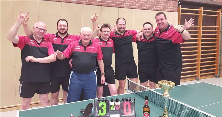 Die 1. TT-Mannschaft der OASF mit der TT-Legende Alfred Luppertz (3.v.l.).  OASF