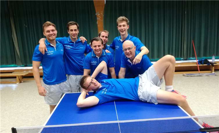 Die 1. Tischtennis- Mannschaft der SF Höhr-Grenzhausen möchte am Wochenende wichtige Punkte in der Verbandsoberliga holen (v. l. Jaus Horn, Sebastian Ströher, Steven Brixius, Marc Gewehr, Florian Ströher, Markus Ströher; liegend: Pierre Burger).privat