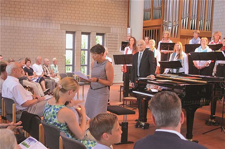Die 1. Vizepräsidentin des Lions-Club Meckenheim-Wachtberg, Ute Leonardy, dankte zu Beginn des Konzertes der Evangelischen Gemeinde, dem Chor und der Solistin für ihr Engagement für Menschen mit Behinderung.
