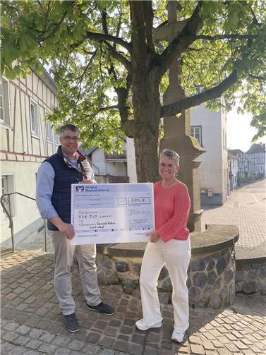 Die 1. Vorsitzende Daniela Hauschild übergab den Scheck an Dennis Swirsky vom Förderverein. Foto: Kirstin Thurat