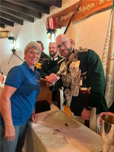 Die 1. Vorsitzende Johanna Schmidt gratulierte dem neuen Schützenkönig Clemens Queckenberg.  Foto: privat