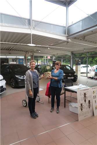 Die 1. Vorsitzende Rita Britz bedankt sich bei der bisherigen 2. Vorsitzenden Christa Schäfer. Foto: privat