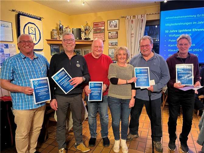 Die 1. Vorsitzende Tanja Ecker gratulierte fünf Mitgliedern zur 50-jährigen Vereinszugehörigkeit, Jörg Nußbaum, Klaus-Dieter Flatt, Wolfgang Busch, Karlheinz Gladeck und Peter Ecker.  Foto: privat