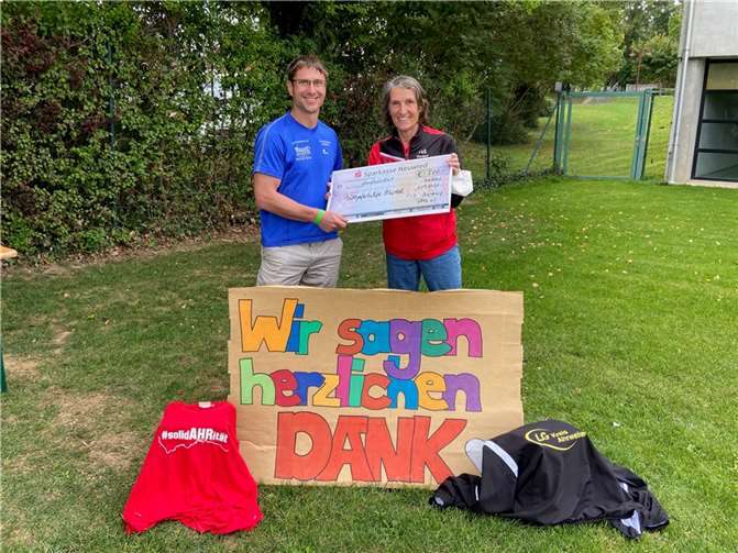 Die 1. Vorsitzende Walburga Rudolph überreicht den Spendenscheck an Jens Fahrenbruch, LG Blau-Gelb Dernau in der LG Kreis Ahrweiler.
