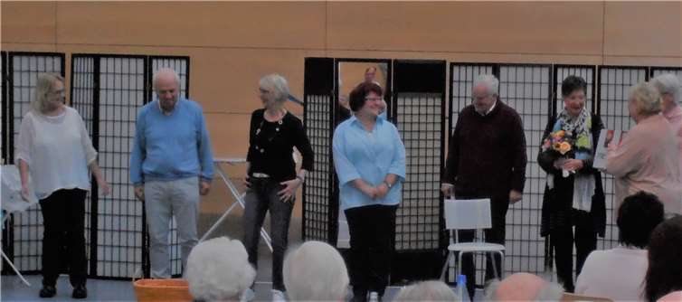 Die 1. Vorsitzende der AWO-Kaltenengers bedankte sich bei der Theatergruppe „die Antiquitäten“ für die gelungenen Darbietungen.privat