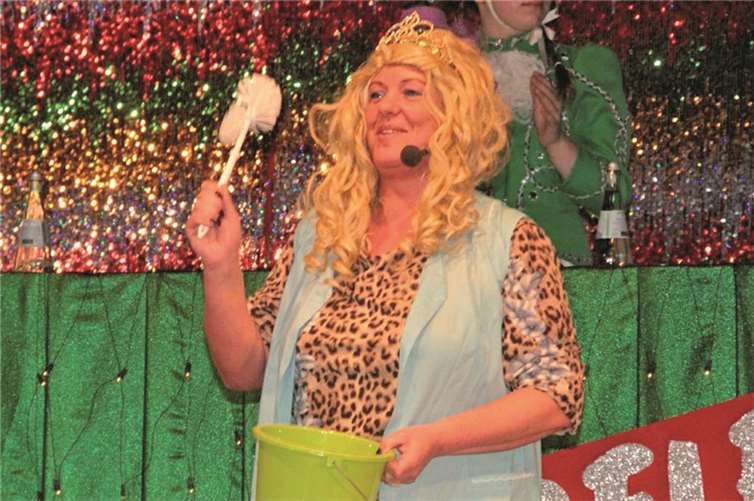 Die 1. Vorsitzende der „Fidelen Frauen“, Marion Stäblein, hatte bei ihrem Vortrag die Lacher auf ihrer Seite.