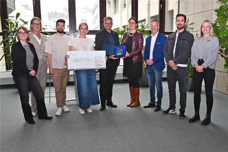 MYK-Sport-Medaille für den SV Wolken  Die 1. Vorsitzende des SV Wolken Nancy Stephan (4.v.l.) nimmt die Ehrung von Landrat Marko Boos (Mitte) entgegen. Foto: Kreisverwaltung MYK/Wiebke Schaaf