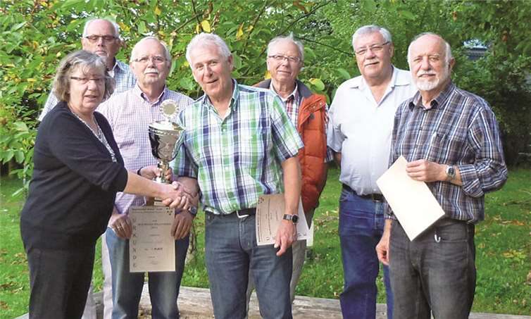 Die 1. Vorsitzenden Elke Heiß überreichte Clubmeister 2014, Jürgen Braun, den Pokal im Beisein der Endrunden-Teilnehmer. Ulli Burkholz