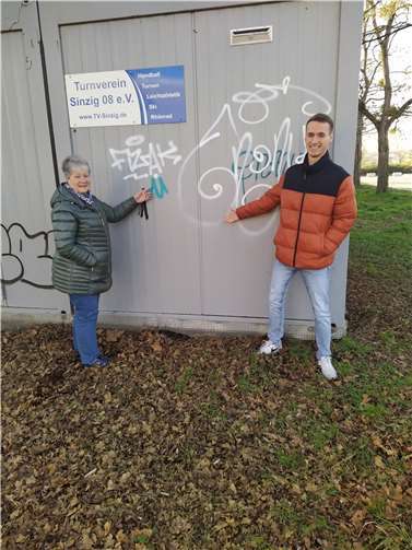 Container wird legale Graffitiwand Die 1. Vorsitzenden Waltraut Thormann und Raphael Jüris geben den Container als legale Graffitiwand frei. Foto: privat