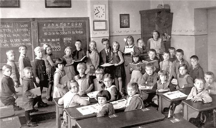 Die 1. und 2. Klasse der Grundschule Friedrichssegen im Jahr 1932.Dr. E. Arnold