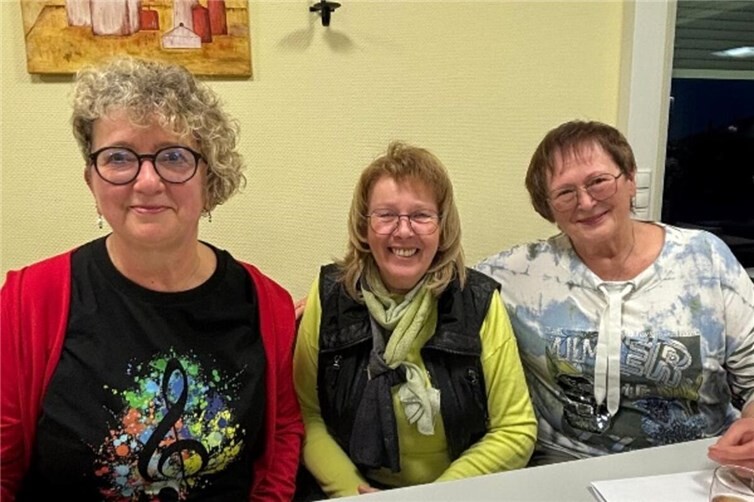 Die 1. und 2. Vorsitzende sowie die Vize-Chorleiterin. 